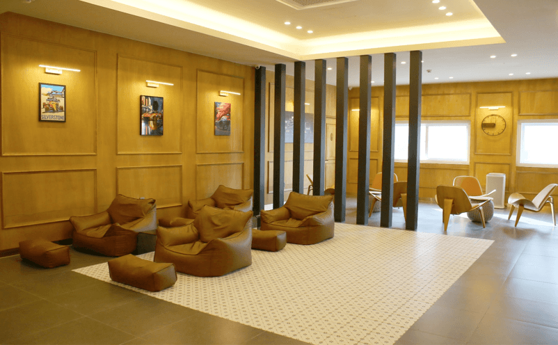 카에프제트 아우토하우스 고객 대기실 내부